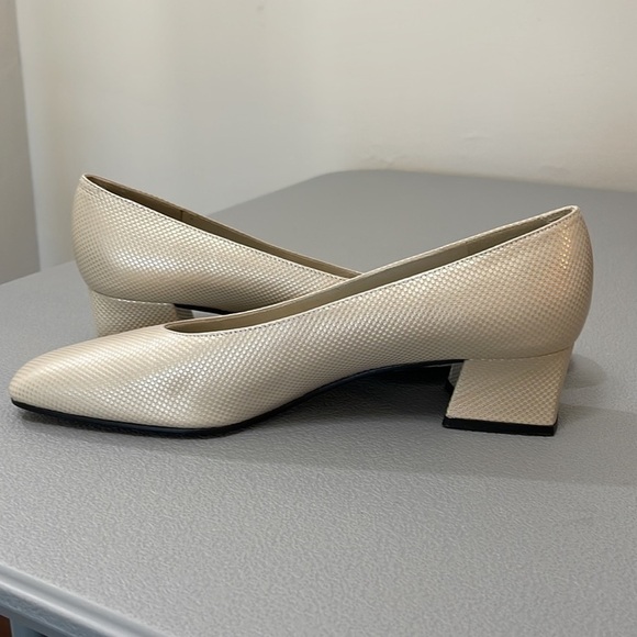 Vintage Stuart Weitzman Cream Block Heels. Size 8.5AA. - Picture 6 of 16